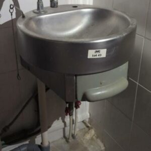 Lave mains à déclenchement au genou en inox. Localisation: Tour Coeur Défense - 92400 Courbevoie