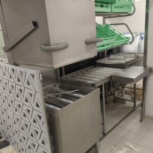 Lave vaisselle professionnel de marque Winterhalter avec son convoyeur à rouleaux. Localisation: Tour Coeur Défense - 92400 Courbevoie