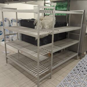 Rayonnage en angle en aluminium et nylon. 168 x 150 + 150 x 46 cm. Localisation: Tour Coeur Défense - 92400 Courbevoie