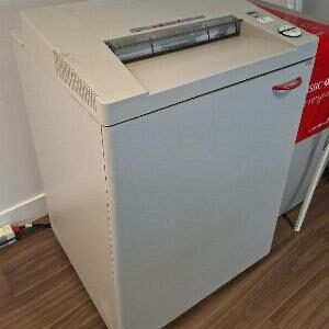 Destructeur de documents de marque Idéal modèle 4002. 95 x 64 x 59 cm. 2 unités. Vendu à l'unité avec faculté de réunion. Localisation: Tour Coeur Défense - 92400 Courbevoie (TA25; 1 unité / TB4 2ème: 1