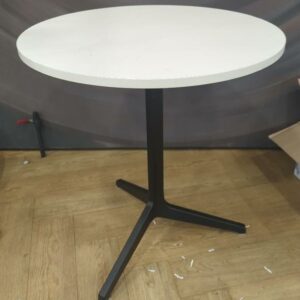 Table ronde, plateau en bois stratifié blanc reposant sur un piètement tripode en acier laqué noir. 75 x 69 cm. Localisation: Tour Coeur Défense - 92400 Courbevoie (cafet)