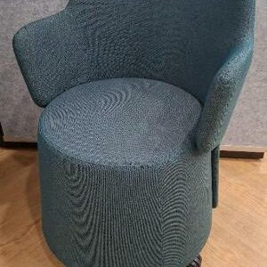 Fauteuil pivotant sur roulettes de marque OrangeBox modèle Skomer recouvert de tissu vert bouteille. 78 x 62 x 65 cm. 2 unités. Vendu à l'unité avec faculté de réunion. Localisation: Tour Coeur Défense - 92400 Courbevoie (cafet)