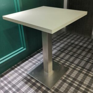 Table 2 personnes, plateau carré en bois stratifié blanc reposant sur un pied colonne à section carrée en acier. 76 x 60 x 60 cm. 2 unités. Vendu à l'unité avec faculté de réunion. Localisation: Tour Coeur Défense - 92400 Courbevoie (cafet)