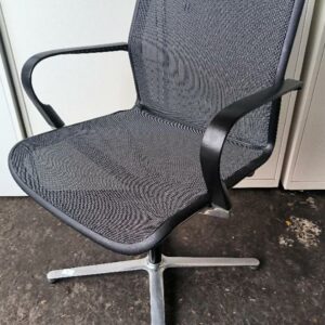 Fauteuil de réunion à retour automatique design Eoos modèle Filo Chair édition Bene, assisse et dossier en resille de couleur noire, accoudoirs en polypropylène de couleur noir, structure et piètement étoile à 4 branches sur patins en aluminium poli. Dim : 90 x 59 x 61 cm. 6 unités. Vendu à l'unité avec faculté de réunion. Localisation : 30 rue Beauregard - 60440 Nanteuil-le-Haudouin