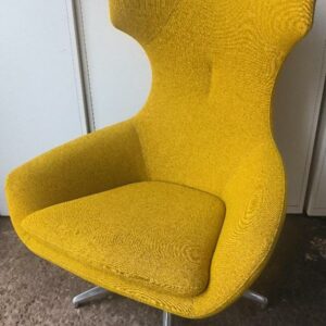 Fauteuil pivotant design Frans Schrofer modèle Caruzzo édition Leolux, assise et dossier en tissu de couleur jaune, piètement étoile à 5 branches en métal chromé. Dim : 107 x 82 x 90 cm. Localisation : 30 rue Beauregard - 60440 Nanteuil-le-Haudouin