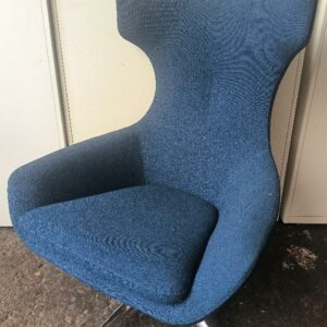 Fauteuil pivotant design Frans Schrofer modèle Caruzzo édition Leolux, assise et dossier en tissu de couleur bleu denim, piètement étoile à 5 branches en métal chromé. Dim : 107 x 82 x 90 cm. Localisation : 30 rue Beauregard - 60440 Nanteuil-le-Haudouin