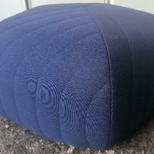 Pouf design Anderssen & Voll modèle Five édition Muuto, recouvert de tissu Kvadrat de couleur bleu marine. Dim : 45 x 88 x 88 cm. Localisation : 30 rue Beauregard - 60440 Nanteuil-le-Haudouin
