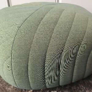 Pouf design Anderssen & Voll modèle Five édition Muuto, recouvert de tissu Kvadrat de couleur vert sauge. Dim : 45 x 88 x 88 cm. Localisation : 30 rue Beauregard - 60440 Nanteuil-le-Haudouin