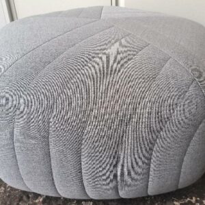Pouf design Anderssen & Voll modèle Five édition Muuto, recouvert de tissu Kvadrat de couleur gris perle. Dim : 45 x 88 x 88 cm. 2 unités. Vendu à l'unité avec faculté de réunion. Localisation : 30 rue Beauregard - 60440 Nanteuil-le-Haudouin