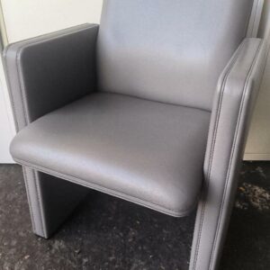 Fauteuil design Tito Agnoli modèle THF édition Poltrona Frau recouvert de cuir beige, piétement sur roulettes. Dim : 83 x 61 x 63 cm. 26 unités. Vendu à l'unité avec faculté de réunion. Localisation : 30 rue Beauregard - 60440 Nanteuil-le-Haudouin