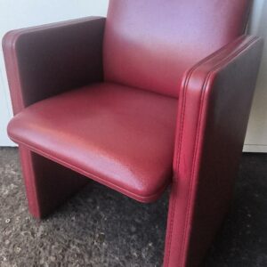 Fauteuil design Tito Agnoli modèle THF édition Poltrona Frau recouvert de cuir rouge amarante, piétement sur roulettes. Dim : 83 x 61 x 55 cm. 6 unités. Vendu à l'unité avec faculté de réunion. Localisation : 30 rue Beauregard - 60440 Nanteuil-le-Haudouin