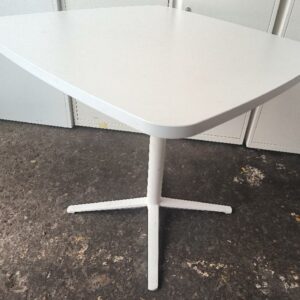 Table carrée plateau en bois stratifié blanc reposant sur un pied colonne en acier blanc en étoiles à 4 branches. Dim : 75 x 80 x 80 cm. 4 unités. Vendu à l'unité avec faculté de réunion. Localisation : 30 rue Beauregard - 60440 Nanteuil-le-Haudouin