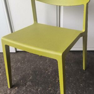 Chaise empilable design Ramos Bassols modèle Wing édition Actiu, structure et piétement en polypropylène recyclés de couleur vert pistache. Dim : 78 x 56 x 52 cm. 2 unités. Vendu à l'unité avec faculté de réunion. Localisation : 30 rue Beauregard - 60440 Nanteuil-le-Haudouin