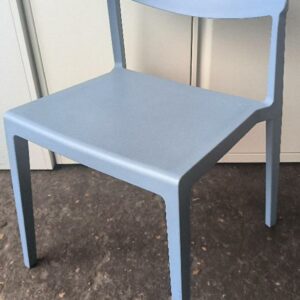 Chaise empilable design Ramos Bassols modèle Wing édition Actiu, structure et piétement en polypropylène recyclés de couleur bleu clair. Dim : 78 x 56 x 52 cm. Localisation : 30 rue Beauregard - 60440 Nanteuil-le-Haudouin