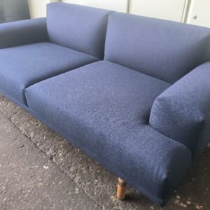 Canapé design Anderssen & Voll modèle Compose Sofa édition Muuto, recouvert de tissu Kvadrat de couleur bleu marine reposant sur 4 pieds en bois naturel. Dim : 69 x 200 x 94 cm. Localisation : 30 rue Beauregard - 60440 Nanteuil-le-Haudouin

1 unité