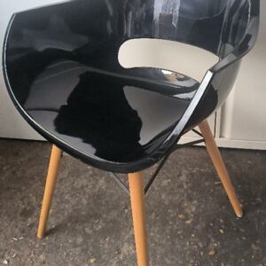 Fauteuil de type scandinave modèle Opal édition Papatya, coque en polycarbonate de couleur noir, piétement en bois naturel. Dim : 82 x 59 x 59 cm. 6 unités. Vendu à l'unité avec faculté de réunion. Localisation : 30 rue Beauregard - 60440 Nanteuil-le-Haudouin