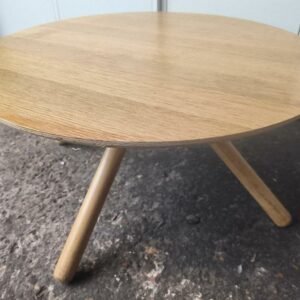 Table basse design David Fox modèle Omni édition Connection, plateau et piétement en bois naturel. Dim : 36 x 75 cm. 2 unités. Vendu à l'unité avec faculté de réunion. Localisation : 30 rue Beauregard - 60440 Nanteuil-le-Haudouin