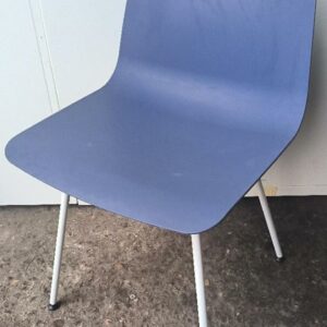 Chaise non empilable design Simon Pengelly modèle Varya édition Inclass, coque en polypropylène de couleur bleu barbeau, piétement en acier de couleur blanc. Dim : 81 x 48 x 50 cm . 8 unités. Vendu à l'unité avec faculté de réunion. Localisation : 30 rue Beauregard - 60440 Nanteuil-le-Haudouin