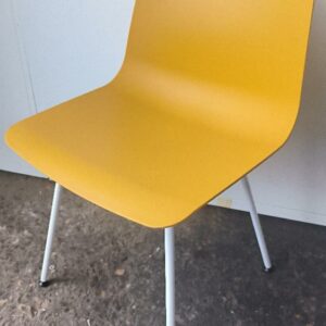 Chaise non empilable design Simon Pengelly modèle Varya édition Inclass, coque en polypropylène de couleur jaune ambre, piétement en acier de couleur blanc. Dim : 81 x 48 x 50 cm . 6 unités. Vendu à l'unité avec faculté de réunion. Localisation : 30 rue Beauregard - 60440 Nanteuil-le-Haudouin