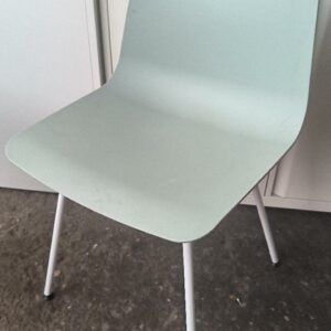 Chaise non empilable design Simon Pengelly modèle Varya édition Inclass, coque en polypropylène de couleur vert de gris, piétement en acier de couleur blanc. Dim : 81 x 48 x 50 cm . 6 unités. Vendu à l'unité avec faculté de réunion. Localisation : 30 rue Beauregard - 60440 Nanteuil-le-Haudouin