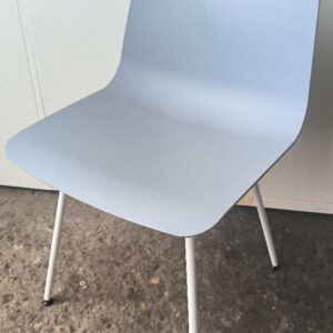 Chaise non empilable design Simon Pengelly modèle Varya édition Inclass, coque en polypropylène de couleur bleu ciel, piétement en acier de couleur blanc. Dim : 81 x 48 x 50 cm . 8 unités. Vendu à l'unité avec faculté de réunion. Localisation : 30 rue Beauregard - 60440 Nanteuil-le-Haudouin