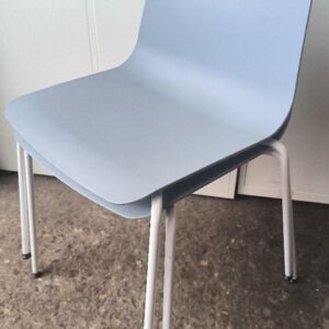 Chaise empilable design Simon Pengelly modèle Varya édition Inclass, coque en polypropylène de couleur bleu ciel, piétement en acier de couleur blanc. Dim : 81 x 57 x 52 cm . 10 unités. Vendu à l'unité avec faculté de réunion. Localisation : 30 rue Beauregard - 60440 Nanteuil-le-Haudouin