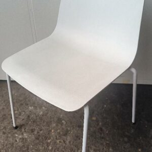 Chaise empilable design Simon Pengelly modèle Varya édition Inclass, coque en polypropylène de couleur blanche, piétement en acier de couleur blanc. Dim : 81 x 57 x 52 cm . Localisation : 30 rue Beauregard - 60440 Nanteuil-le-Haudouin