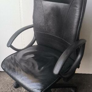 Fauteuil de direction, assise et dossier en cuir de couleur noir, piétement étoiles à 5 branches sur roulettes. Dim : 117 x 62 x 60 cm. Localisation : 30 rue Beauregard - 60440 Nanteuil-le-Haudouin