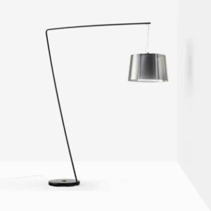 Lampadaire design Alberto Basaglia & Natalia Rota Nodari modèle L001T édition Pedrali, structure en acier de couleur noir, diffuseur en polycarbonate de couleur noir. Dim : 230 x 220 cm. 27 unités. Vendu à l'unité avec faculté de réunion. Localisation : 30 rue Beauregard - 60440 Nanteuil-le-Haudouin