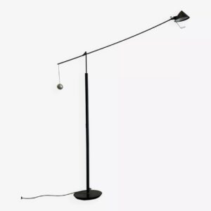 Lampadaire design Carlo Forcolini modèle Nestore Terra édition Artemide, structure en acier laqué de couleur noir, contrepoids sphérique. Hauteur réglable jusqu'à 270 cm, longueur du bras inclinable et pivotant : environ 165 cm, diamètre de la base : 37 cm. Localisation : 30 rue Beauregard - 60440 Nanteuil-le-Haudouin