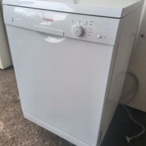 Lave-vaisselle de marque Bosch modèle SMS40D82EU, blanc. Dim : 84 x 60 x 60 cm. Localisation : 30 rue Beauregard - 60440 Nanteuil-le-Haudouin