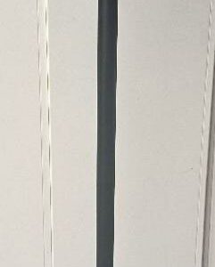 Porte-manteau de couleur noir. Hauteur : 180cm. Localisation : 30 rue Beauregard - 60440 Nanteuil-le-Haudouin