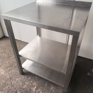 Table de préparation adossée en inox alimentaire. Dim : 95 x 70 x 60 cm. Localisation : 30 rue Beauregard - 60440 Nanteuil-le-Haudouin