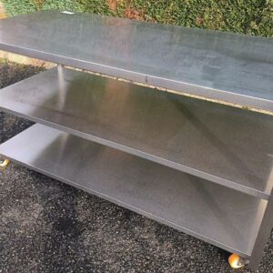 Table de préparation sur roulettes en inox alimentaire. Dim : 90 x 170 x 80 cm. Localisation : 30 rue Beauregard - 60440 Nanteuil-le-Haudouin