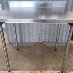Table de préparation adossée en inox alimentaire de marque Tournus. Dim : 100 x 100 x 70 cm. Localisation : 34 avenue du Général Patton 02880 Crouy