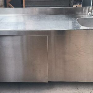 Plonge adossée 1 bac en inox alimentaire à 2 portes coulissante de marque Distform. Dim : 90 x 200 x 70 cm. Localisation : 34 avenue du Général Patton 02880 Crouy