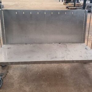 Chariot porte assiettes en inox alimentaire. Dim : 79 x 105 x 63 cm. Localisation : 34 avenue du Général Patton 02880 Crouy