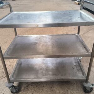 Chariot de service en inox alimentaire à 3 niveaux. Dim : 94 x 85 x 60 cm. Localisation : 34 avenue du Général Patton 02880 Crouy