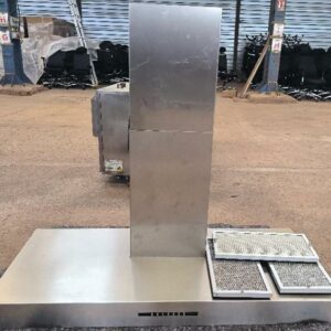 Hotte aspirante de marque Gutmann en inox fourni avec ses 3 filtres à graisse. Dim : 102 x 120 x 55 cm. Localisation : 34 avenue du Général Patton 02880 Crouy