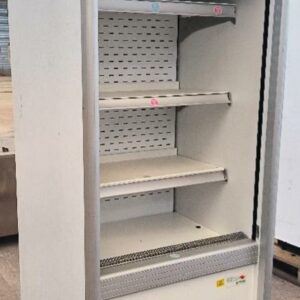 Vitrine réfrigérée de marque Fogal modèle Clipper Slim 065 composée de 3 étagères et d'un rideau coulissant. Dim : 181 x 67 x 71 cm. 2 unités. Vendu à l'unité avec faculté de réunion. Localisation : 34 avenue du Général Patton 02880 Crouy