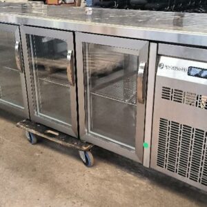 Comptoir réfrigéré à 5 portes vitrées de marque Coreco modèle MRGV-300. Dim : 85 x 270 x 70 cm. Localisation : 34 avenue du Général Patton 02880 Crouy