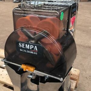 Presse-agrumes de marque Sempa modèle Fantastic M/SB Advance. Localisation : 34 avenue du Général Patton 02880 Crouy