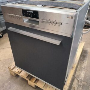 Lave-vaisselle encastrable de marque Siemens modèle SN56N594EU. Dim : 81 x 60 x 70 cm. Localisation : 34 avenue du Général Patton 02880 Crouy