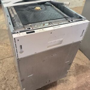 Lave-vaisselle encastrable de marque Indesit. Dim : 80 x 45 x 55 cm. Localisation : 34 avenue du Général Patton 02880 Crouy