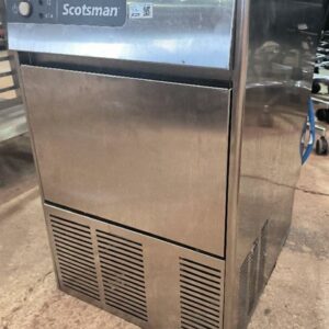 Machine à glaçons de marque Scotsman modèle GPE35. Dim : 70 x 45 x 55 cm. Localisation : 34 avenue du Général Patton 02880 Crouy