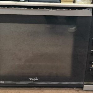 Four micro-ondes combiné de marque Whirlpool modèle AVM 840/WP/GR, poignet cassée. Dim : 39 x 55 x 55 cm. Localisation : 34 avenue du Général Patton 02880 Crouy