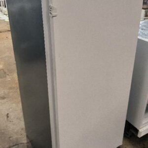 Combiné réfrigérateur congélateur encastrable de marque Whirlpool modèle ARG7341, capacité 189 litres. Dim : 82 x 54 x 53 cm. Localisation : 34 avenue du Général Patton 02880 Crouy