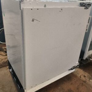 Combiné réfrigérateur congélateur encastrable de marque Electrolux modèle LFB3AF82R, capacité 110,5 litres. Dim : 82 x 50 x 54 cm. 8 unités. Vendu à l'unité avec faculté de réunion. Localisation : 34 avenue du Général Patton 02880 Crouy