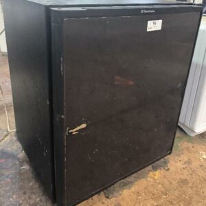Réfrigérateur de marque Electrolux modèle RA 0650 N, capacité 60 litres. Dim : 59 x 49 x 50 cm. Localisation : 34 avenue du Général Patton 02880 Crouy