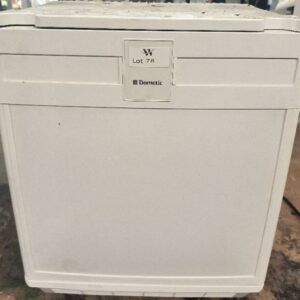 Réfrigérateur de marque Dometic  modèle DS 200 FS, capacité 22,5 litres. Dim : 50 x 42 x 40 cm. Localisation : 34 avenue du Général Patton 02880 Crouy